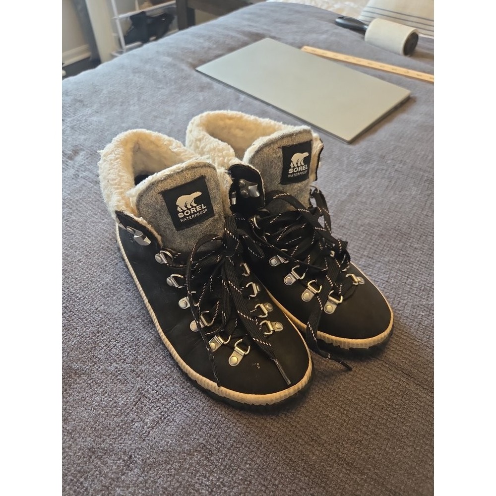 Sorel Womens 7.5 Waterproof Winter Boots Black Suede Shearling Fur Hiking Cozy